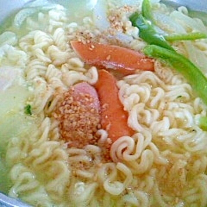 ウィンナーと玉子とピーマンと玉ねぎの塩ラーメン